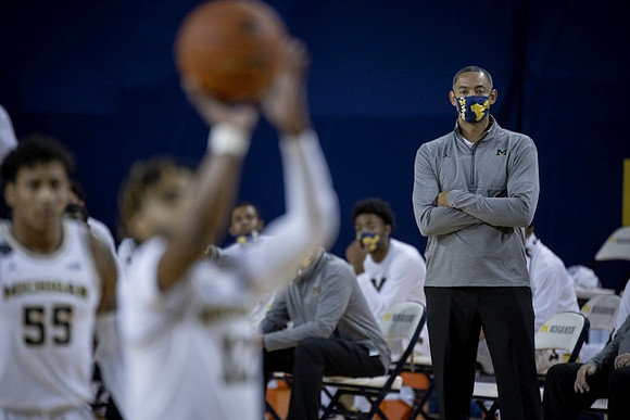 Juwan Howard, Eli Brooks (55), and Mike Smith (12)