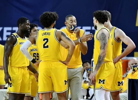 Chaundee Brown Jr. (15), Eli Brooks (55), Isaiah Livers (2), Juwan Howard, Brandon Johns Jr. (23), and Franz Wagner (21)