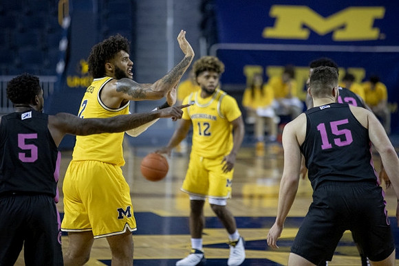Isaiah Livers (2) and Mike Smith (12)