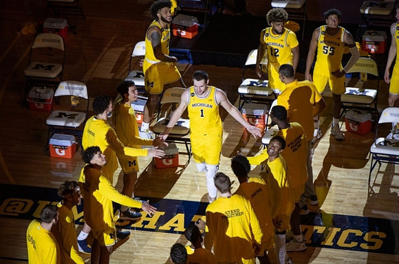 Hunter Dickinson (1) and Michigan Team