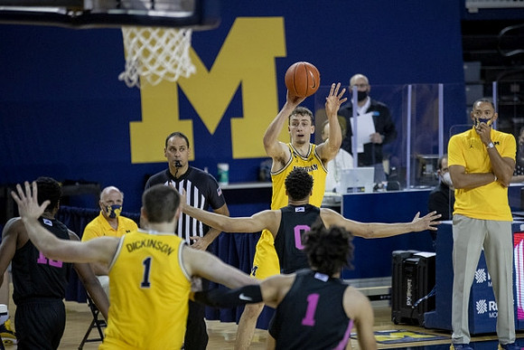 Hunter Dickinson (1), Franz Wagner (21), and Juwan Howard