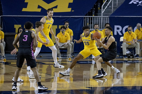 Hunter Dickinson (1) and Eli Brooks (55)