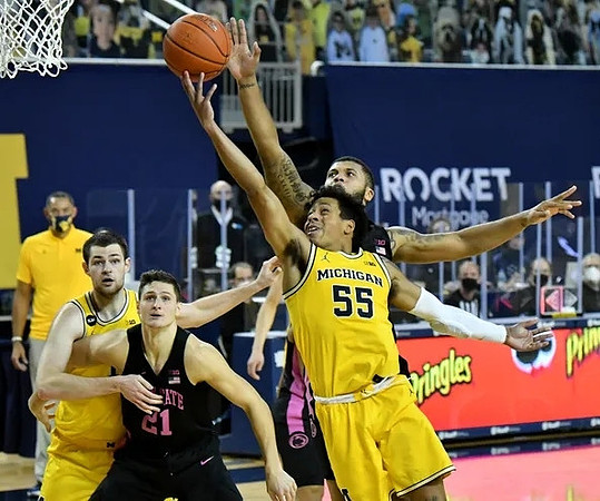 Juwan Howard, Hunter Dickinson (1), and Eli Brooks (55)