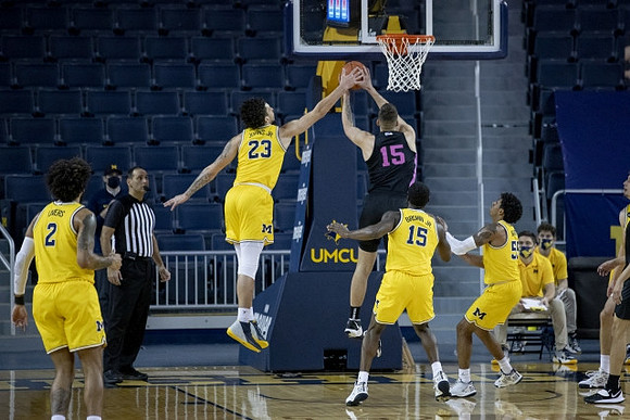 Isaiah Livers (2), Brandon Johns Jr. (23), Chaundee Brown Jr. (15), and Eli Brooks (55)