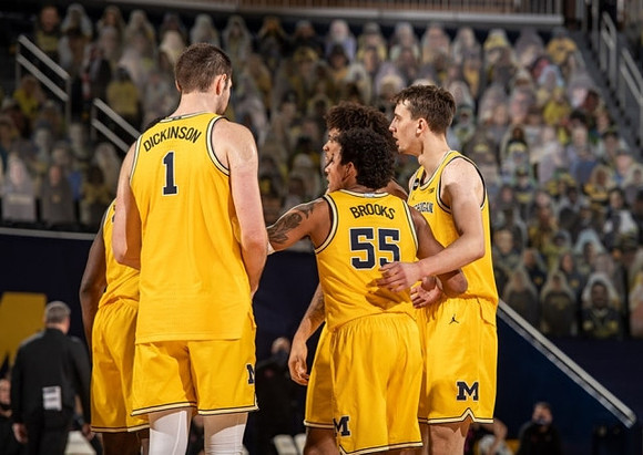 Hunter Dickinson (1), Isaiah Livers (2), Eli Brooks (55), and Franz Wagner (21)