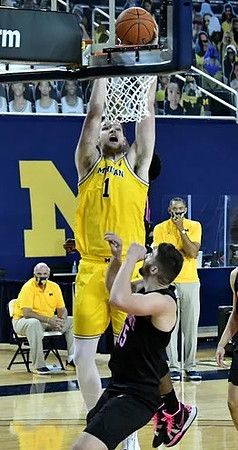 Phil Martelli, Hunter Dickinson (1), and Juwan Howard