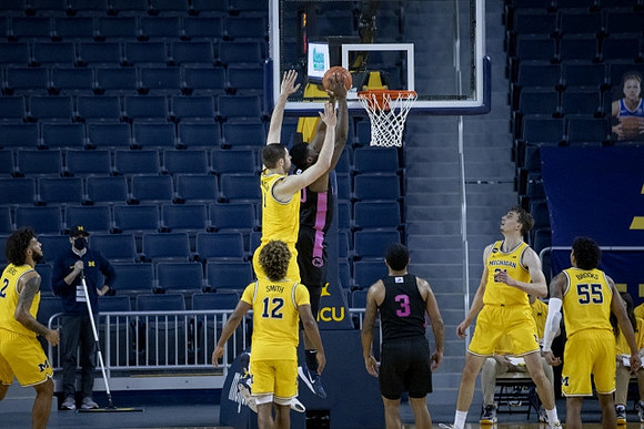 Isaiah Livers (2), Mike Smith (12), Hunter Dickinson (1), Franz Wagner (21), and Eli Brooks (55)