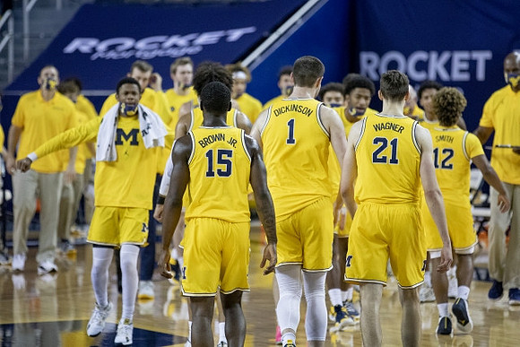 Chaundee Brown Jr. (15), Isaiah Livers (2), Hunter Dickinson (1), Franz Wagner (21), Mike Smith (12), and Michigan Team