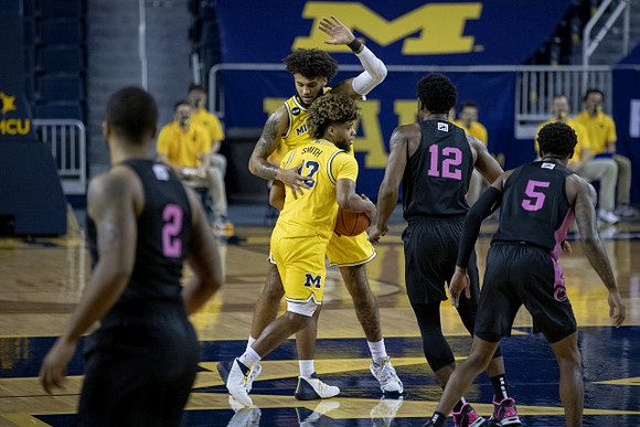 Isaiah Livers (2) and Mike Smith (12)