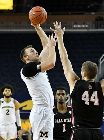 Isaiah Livers (2) and Austin Davis (51)