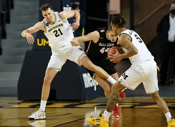 Franz Wagner (21) and Terrance Williams II (5)