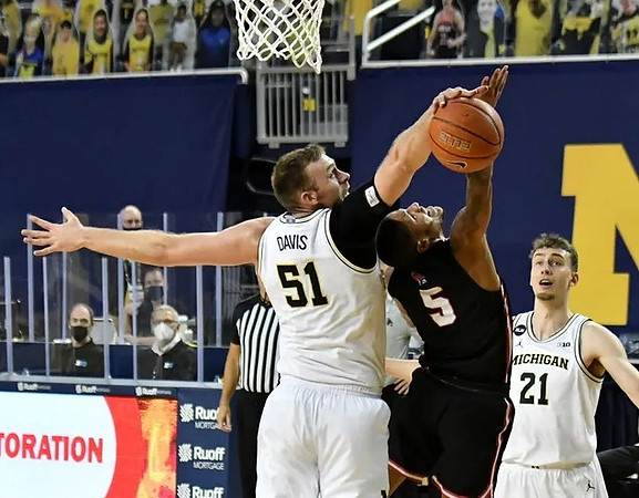 Austin Davis (51) and Franz Wagner (21)