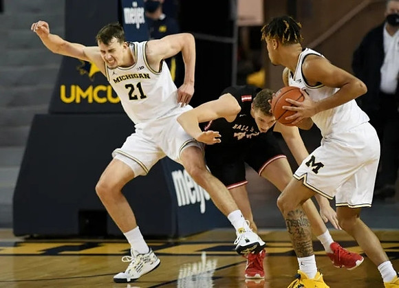 Franz Wagner (21) and Terrance Williams II (5)