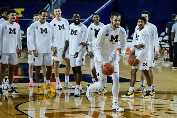Hunter Dickinson (1) and Michigan Team