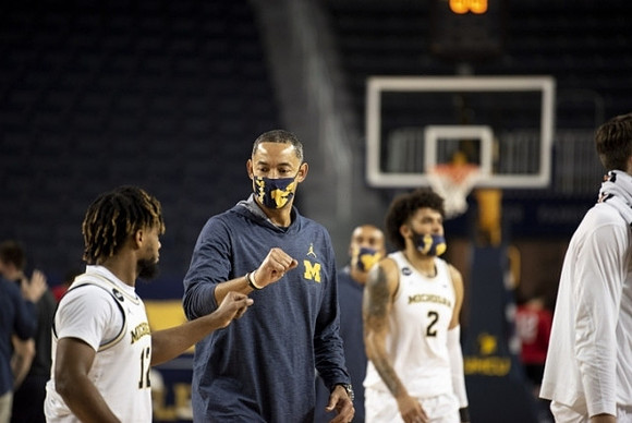 Mike Smith (12), Juwan Howard, and Isaiah Livers (2)