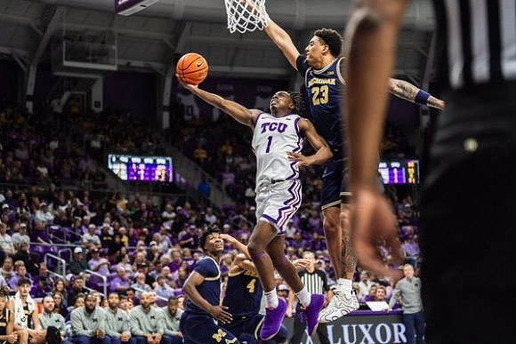 Yaxel Lendeborg (23), L.J. Cason (2), and Nimari Burnett (4)