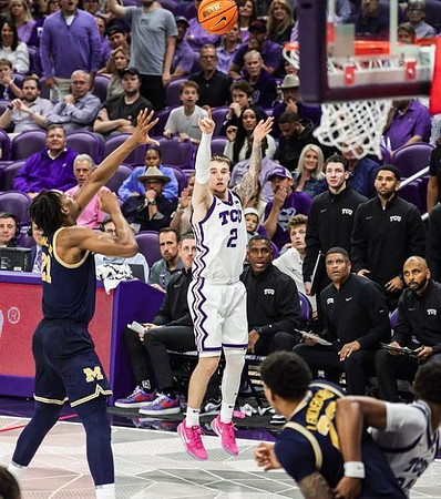 Morez Johnson Jr. (21) and Yaxel Lendeborg (23)