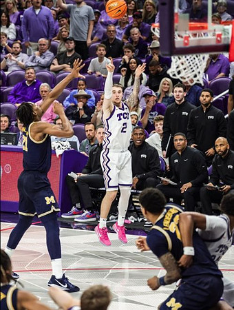 Morez Johnson Jr. (21) and Yaxel Lendeborg (23)