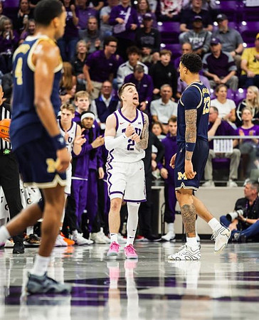 Nimari Burnett (4) and Yaxel Lendeborg (23)