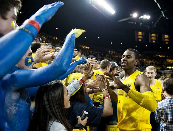 Glenn Robinson III (1) and Blake McLimans (22)
