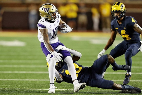 Rod Moore (19), and Vincent Gray (4)