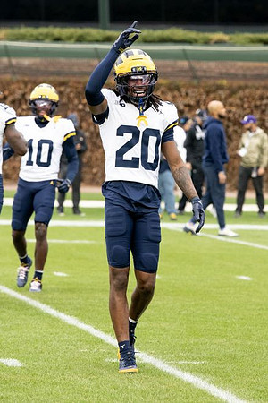 Zeke Berry (10) and Jyaire Hill (20)