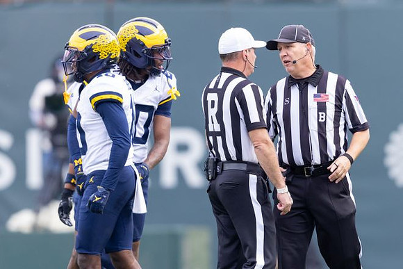 Zeke Berry (10) and Jyaire Hill (20)