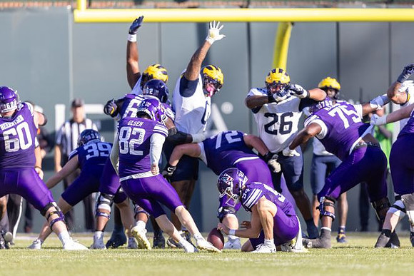 Tré Williams (0) and Rayshaun Benny (26)