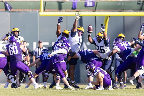 Tré Williams (0) and Rayshaun Benny (26)