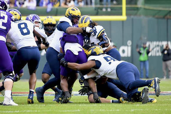 Derrick Moore (8) and Trey Pierce (95)