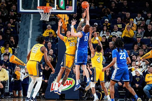 Morez Johnson Jr. (21), Yaxel Lendeborg (23), and Nimari Burnett (4)