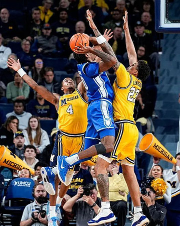 Nimari Burnett (4) and Yaxel Lendeborg (23)
