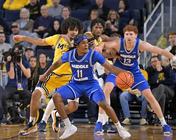 Elliot Cadeau (3) and Morez Johnson Jr. (21)