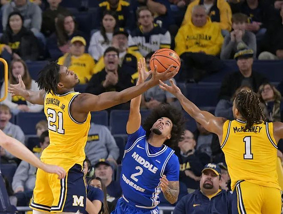 Morez Johnson Jr. (21) and Trey McKenney (1)