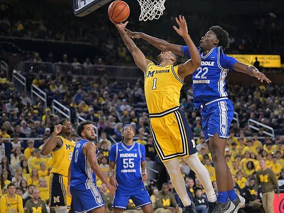 Morez Johnson Jr. (21) and Trey McKenney (1)