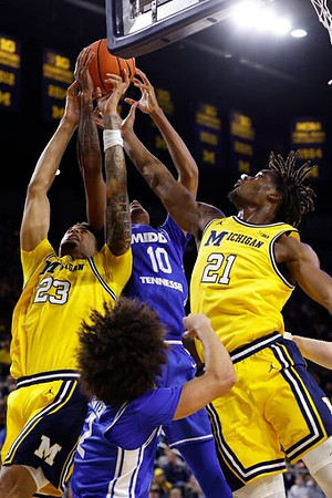Yaxel Lendeborg (23) and Morez Johnson Jr. (21)