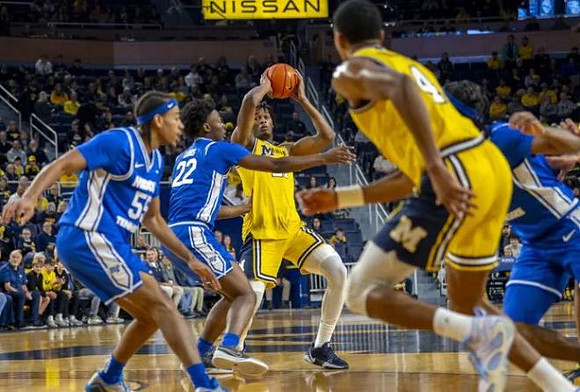 Morez Johnson Jr. (21) and Nimari Burnett (4)