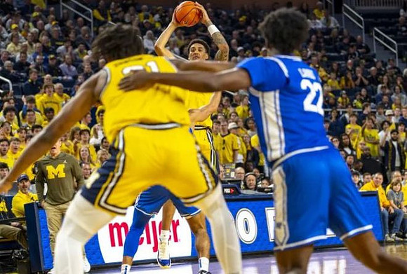 Yaxel Lendeborg (23) and Morez Johnson Jr. (21)