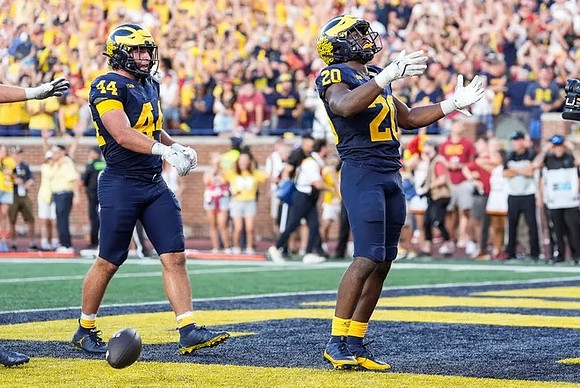 Max Bredeson (44) and Kalel Mullings (20)