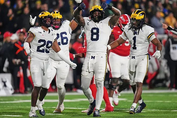 Rod Moore (19), Rayshaun Benny (26), Derrick Moore (8), and Jaishawn Barham (1)