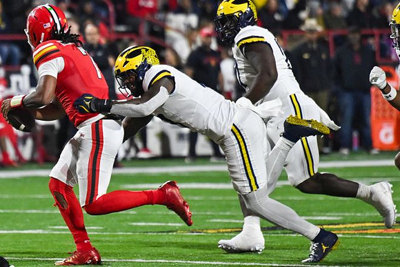 Derrick Moore (8) and Tré Williams (0)