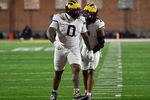 Tré Williams (0) and TJ Metcalf (7)
