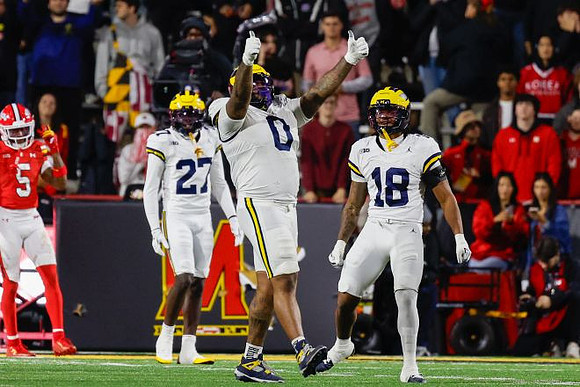 Jayden Sanders (27), Tré Williams (0), and Troy Bowles (18)