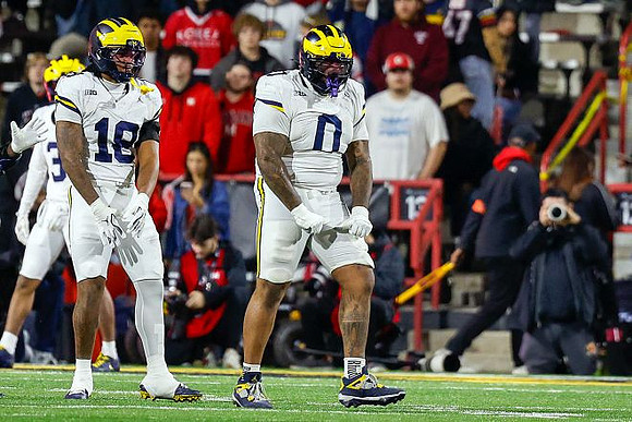 Troy Bowles (18) and Tré Williams (0)