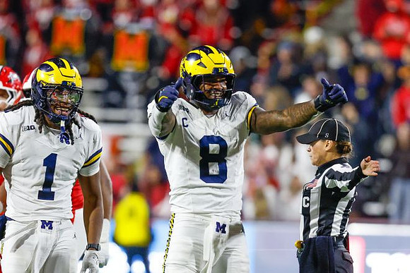 Jaishawn Barham (1) and Derrick Moore (8)