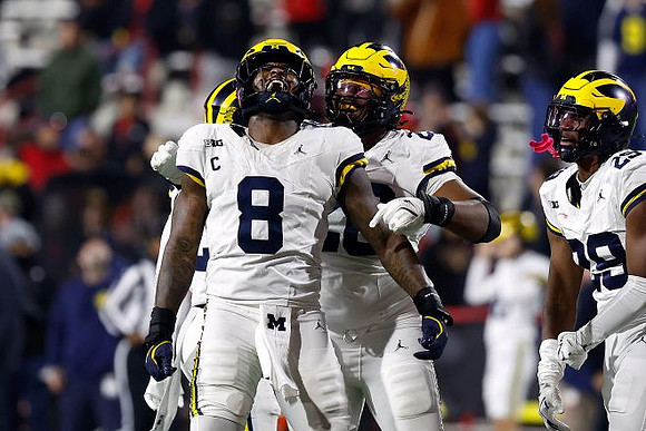 Derrick Moore (8), Rayshaun Benny (26), and Chase Taylor (29)