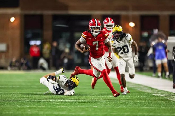 Jimmy Rolder (30) and Jyaire Hill (20)