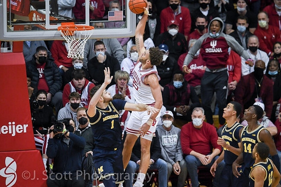 Hunter Dickinson (1), Caleb Houstan (22), Moussa Diabate (14), and DeVante' Jones (12)