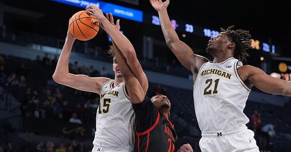 Aday Mara (15) and Morez Johnson Jr. (21)