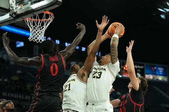 Morez Johnson Jr. (21) and Yaxel Lendeborg (23)